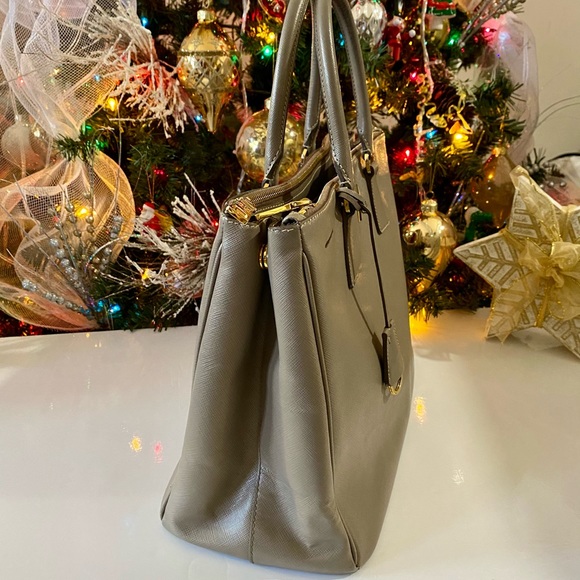 Sold ⚡️⚡️Authentic Prada Saffiano Lux  Tote Bag - Picture 12 of 16